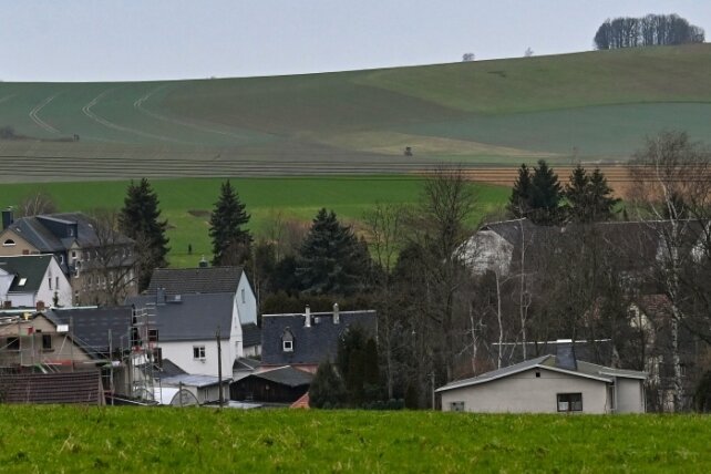 Blick auf den Windberg in Mühlau aus Richtung Burgstädt. Seit etwa 30 Jahren ist geplant, nahe des Gewerbegebietes Granulit abzubauen. Damit beschäftigt sich jetzt ein Gericht. 