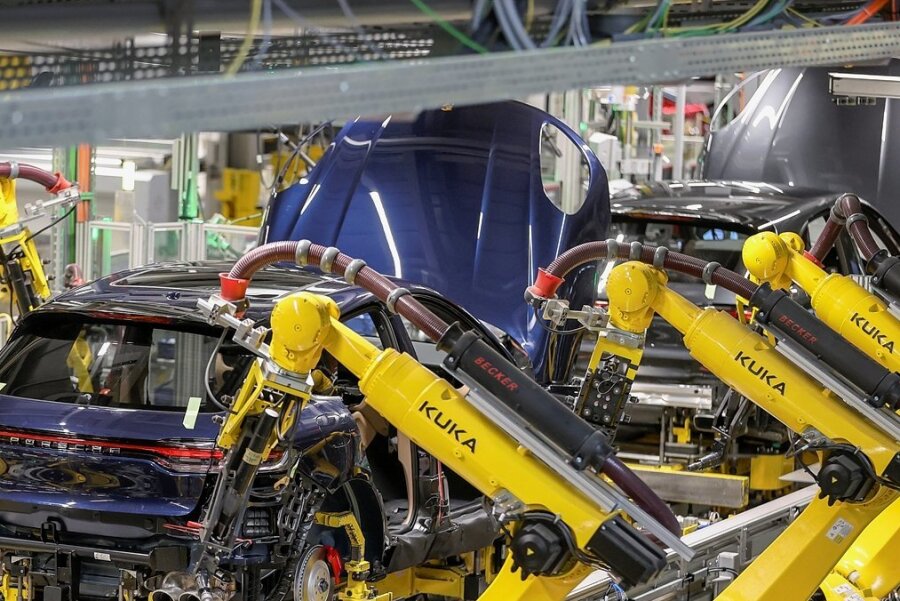 Der Verkauf des Roboterherstellers Kuka lenkte den Blick auf den Ausverkauf deutscher Hochtechnologie an Investoren aus China. Hier sind Kuka-Roboter im Leipziger Porsche-Werk im Einsatz. 