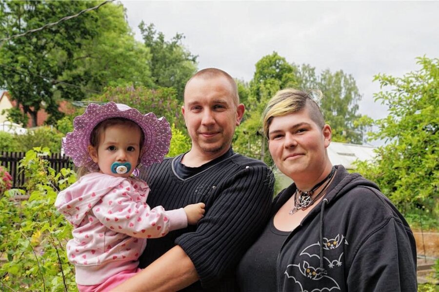 Warum sich junge Familien in Mittelsachsen einen Kleingarten wünschen - Michael Schubert und Anne Modrack mit ihrer zweijährigen Tochter in der Anlage „Am Goethehain“ in Mittweida.