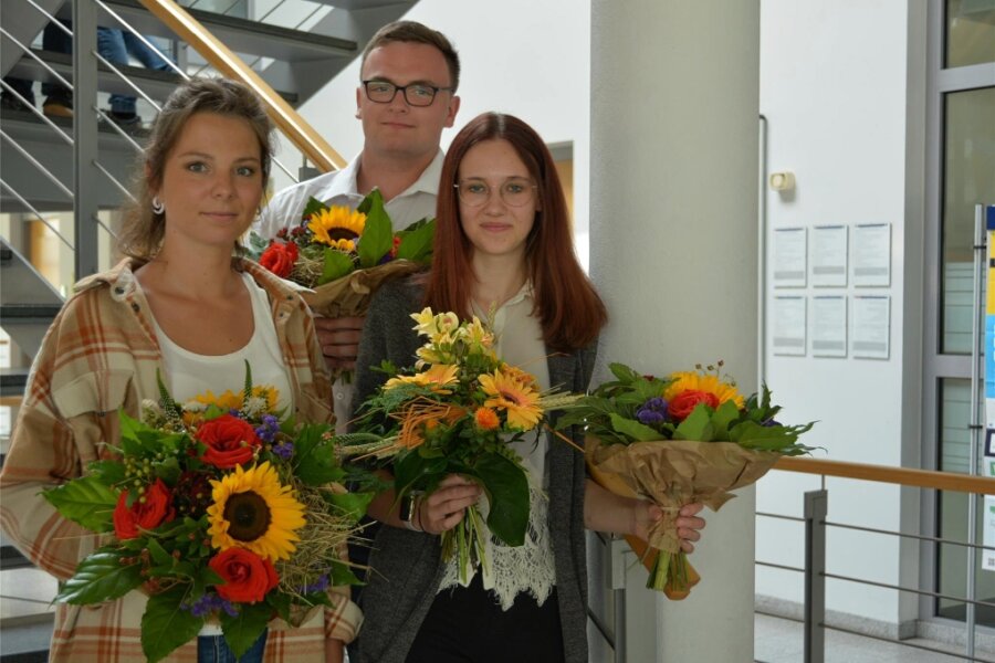 Warum sich junge Westsachsen für grüne Berufe begeistern - Die Azubis der grünen Berufe im Kreis Zwickau haben in Werdau ihre Zeugnisse erhalten. Zu den Besten gehören: Elisabeth Plath, Max Franke und Nele Eschrich (von links).