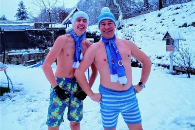 Warum sich Peniger Narren in den Schnee legen - und andere das nachmachen - Oliver und Mike Tauchmann vom Männerballett des Faschingsclubs Penig haben an der Schneeengel-Challenge teilgenommen und ein Video davon auf Facebook gepostet. 