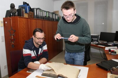 Warum sich zwei junge Lengenfelder auf die Spuren der Stadtgeschichte begeben - Michael Heuck (links) und Markus Stark digitalisieren historische Dokumente.