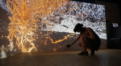 Warum Sie diese Kunstwerke gesehen haben sollten! - In der Virtual-Reality-Installation "Treibsel - Strand der Dinge" von Thiemo Frömberg können Besucher virtuell in Sand und Treibgut eintauchen, verstärkt wird das ganze noch durch das Aufsetzen von VR-Brillen.