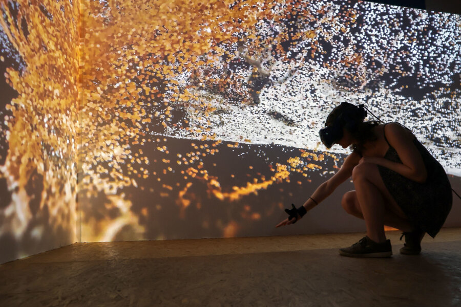 Warum Sie diese Kunstwerke gesehen haben sollten! - In der Virtual-Reality-Installation "Treibsel - Strand der Dinge" von Thiemo Frömberg können Besucher virtuell in Sand und Treibgut eintauchen, verstärkt wird das ganze noch durch das Aufsetzen von VR-Brillen.