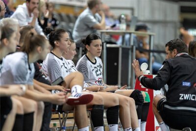 Warum Simona Madzovska beim BSV Sachsen Zwickau auch als Dolmetscherin gefragt ist - Handballerin Simona Madzoskva (Mitte) ist beim BSV Sachsen Zwickau mittlerweile mehr als nur Spielerin. Sie hilft Coach Norman Rentsch zum Beispiel, seine Anweisungen für die Teamkameradinnen zu übersetzen. .