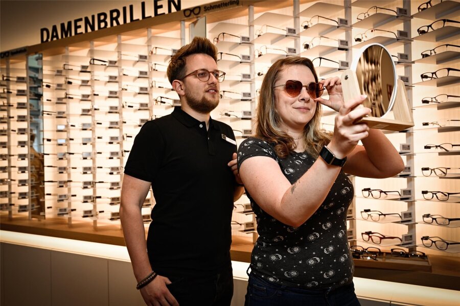 Warum sind Brillen eigentlich so teuer? - Sieht die gut aus? Die Mitarbeiter der Dresdner Mister-Spex-Filiale Marlen Kullmann und und Robert Weickert testen ein Modell.