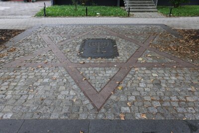 Warum sind Juden nie mehr nach Zwickau zurückgekommen? - Der Davidstern mitten im Zwickauer Stadtzentrum als Symbol jüdischer Vergangenheit in Zwickau.
