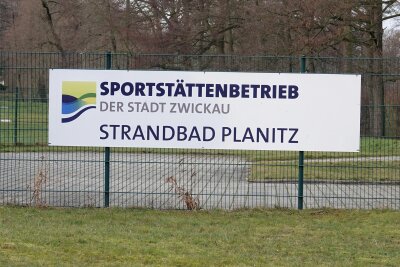 Warum Sinti und Roma ein Lager in Zwickau-Planitz aufgeschlagen haben - Der Parkplatz des Strandbades diente nicht zum ersten Mal als Lagerplatz für Sinti und Roma.
