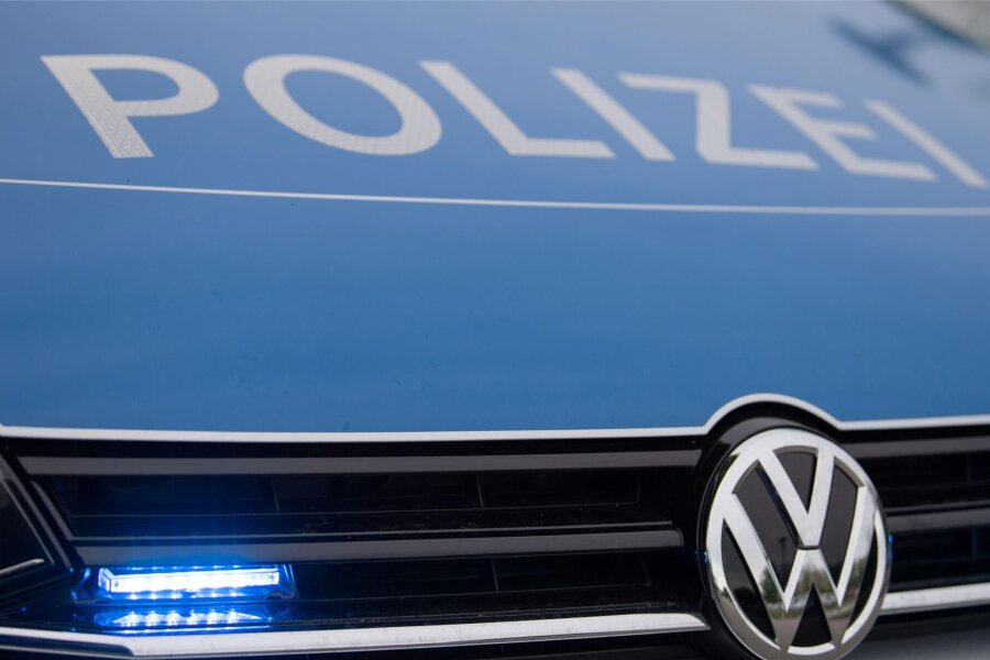 Warum so viele Polizeiautos in Lunzenau standen - Ungewohnt viele Polizeiautos sind am Samstag in Lunzenau gesehen worden.