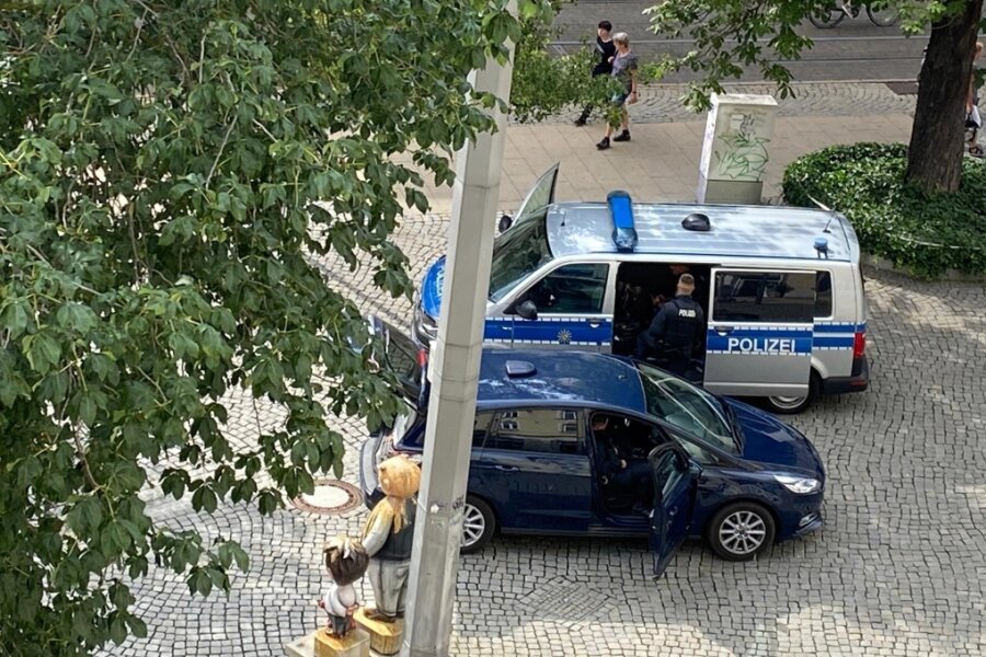 Warum steht die Polizei jetzt stundenlang auf dem Plauener Postplatz? - Wird das jetzt Alltag? Polizeieinsatzkräfte vor dem Landratsamt in Plauen.
