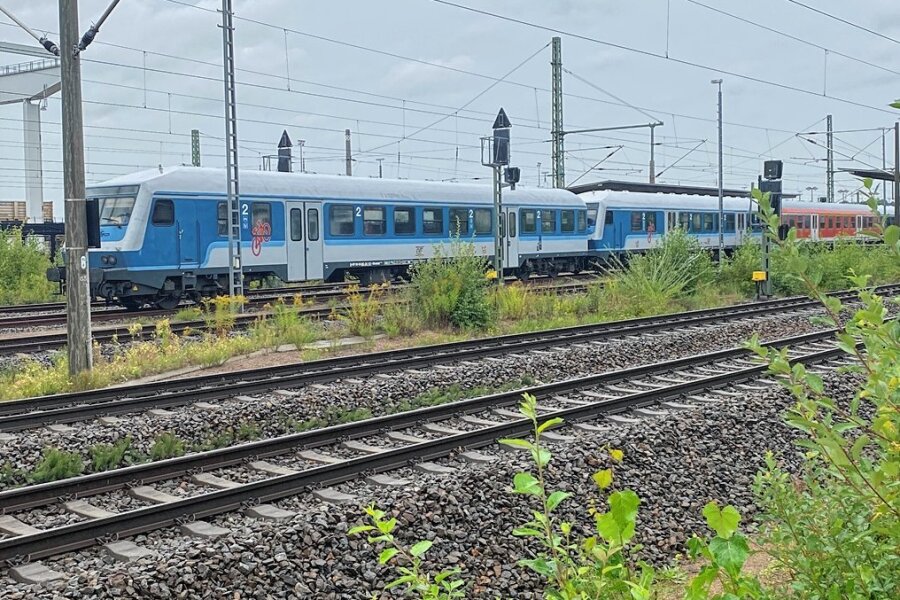 Der in die Jahre gekommene Personenzug mit Waggons aus den 1960er- und 1970er-Jahren wartet im Bahnhof Glauchau auf seinen Einsatz, der ihn am Samstag mit 800 Passagieren nach Leipzig führt. 