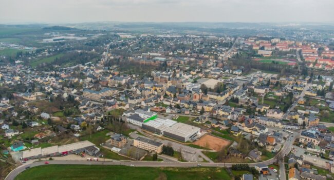 Blick von ganz oben auf Stollberg. Die Stadt will das örtliche Wärmenetz kaufen. 