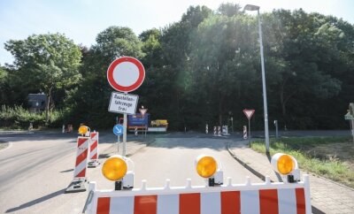 Warum Straßen länger gesperrt bleiben - Die Chemnitzer Landstraße in Auerswalde, hier am Abzweig in Richtung Chemnitz-Glösa, soll noch bis Ende September wegen Gasleitungs- und Breitbandausbau gesperrt bleiben.