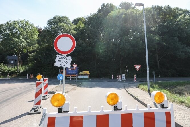 Die Chemnitzer Landstraße in Auerswalde, hier am Abzweig in Richtung Chemnitz-Glösa, soll noch bis Ende September wegen Gasleitungs- und Breitbandausbau gesperrt bleiben.
