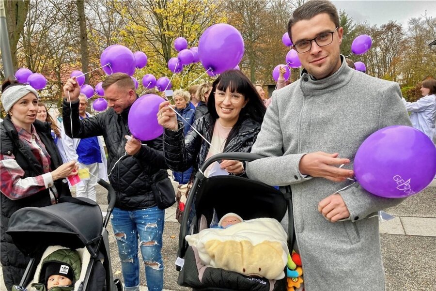 Warum über dem Auer Klinikum am Donnerstag lila Ballons aufstiegen - Saskia Trzarnowski und Rico Tippner ließen mit weiteren Eltern und Medizinern am Helios-Klinikum in Aue einen Ballon steigen. 