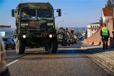 Warum US-Militärkonvois in Frankenberg Station machen - Fahrzeuge eines US-Militärkonvois biegen zum Tanken in die Wettiner-Kaserne in Frankenberg ein. Sie sind auf dem Weg nach Osten.