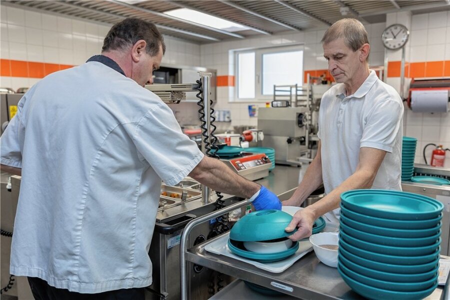Warum Uwe und Gunda ihre Zeit gerne in einer Rodewischer Seniorenresidenz verschenken - Uwe Barchfeld (rechts) hilft in der K&S Seniorenresidenz, wo er kann: Ob in der Küche, als Hausmeister oder guter Zuhörer bei Bewohnern.