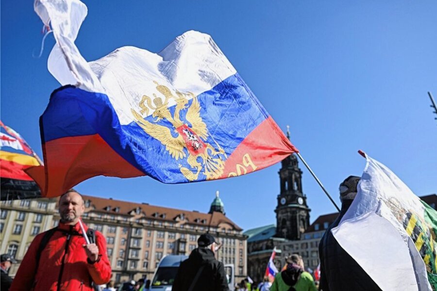 Warum viele Ostdeutsche anders auf Russland und den Krieg blicken - Bei einer Demonstration auf dem Altmarkt in Dresden wie hier im März 2022 schwenken Teilnehmer auch eine russische Flagge. 
