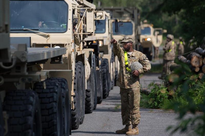            US-Militärfahrzeuge während einer Übung in Nordrhein-Westfalen im Jahr 2018. In Deutschland sind rund 34.500 US-Soldaten stationiert.