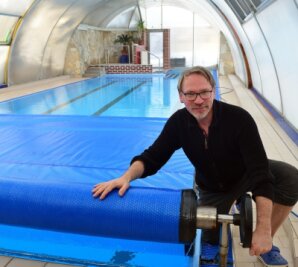 Warum vielerorts kein Schwimmunterricht stattfindet - Lutz Hoffmann in seiner Schwimmschule, die er in Sachsenburg betreibt. Die hat er nun erneut komplett geschlossen, nachdem die Einrichtung lediglich gut fünf Monate in diesem Jahr in Betrieb war.