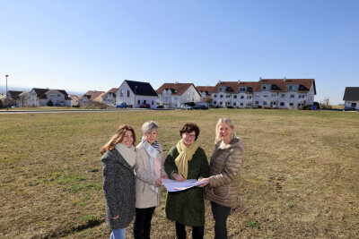 Warum vier Frauen in Glauchau ein Baugebiet voranbringen wollen - Isabel Kröber, Kathrin Götze, Kerstin Bleyl und Annett Leistner (von links) auf dem Gelände am Südhang. 