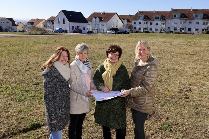 Warum vier Frauen in Glauchau ein Baugebiet voranbringen wollen - Isabel Kröber, Kathrin Götze, Kerstin Bleyl und Annett Leistner (von links) auf dem Gelände am Südhang. 