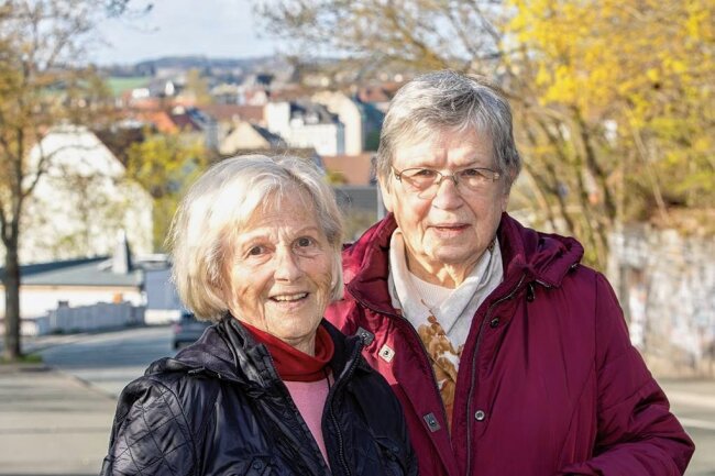 Warum Vogtländerinnen mit über 80 noch immer wissensdurstig sind - Im Herzen jung: Renate Stolze (links) und Dorothea Langefeld bei der Abfahrt zum Vereinsausflug, zur Burg Posterstein im Altenburger Land. 