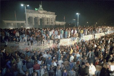 Warum war die Berliner Mauer am Brandenburger Tor breiter? - Der Umstand, dass die Berliner Mauer am Brandenburger Tor so breit war, dass darauf bequem Menschen in mehreren Reihen stehen konnten, machte erst die spektakulären Bilder am Tag der Maueröffnung möglich. 