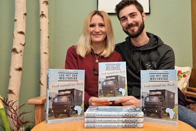Warum zwei junge Vogtländer in einem Buch ihr Leben aufarbeiten - Linda Gerisch und Alessandro Schulze mit ihrem Buch in der Buchhandlung am Markt in Oelsnitz. Hier gibt es das Buch für 20 Euro auch zu kaufen. Es ist in allen Buchläden bestellbar. 