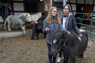 Warum zwei Mädels dem Glauchauer Tiergehege helfen - Selina Neumann (links) und Maria-Vanessa Prokop haben das Tiergehege in Glauchau schon lange in Herz geschlossen. 