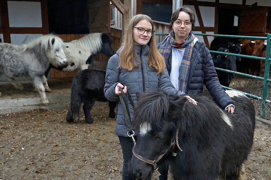 Selina Neumann (links) und Maria-Vanessa Prokop haben das Tiergehege in Glauchau schon lange in Herz geschlossen. 
