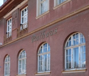Warum zwei Minister die Region besuchen - Dach, Fassade und Fenster des alten Rathauses in Meinersdorf sollen demnächst saniert werden. Dafür fließt Geld vom Land.