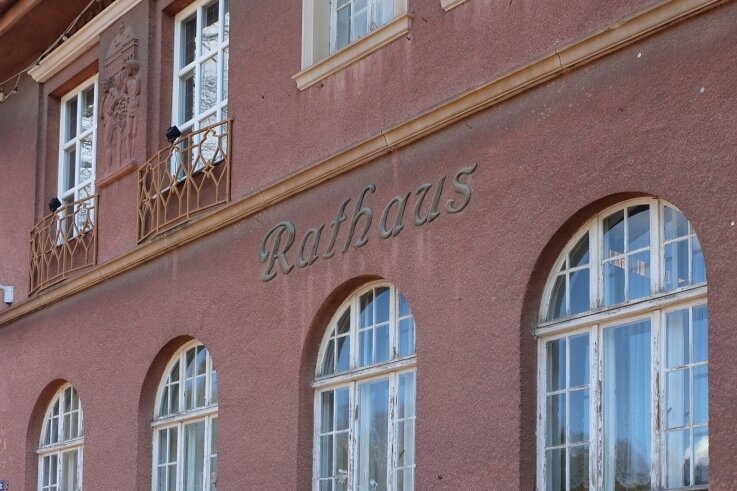 Dach, Fassade und Fenster des alten Rathauses in Meinersdorf sollen demnächst saniert werden. Dafür fließt Geld vom Land.