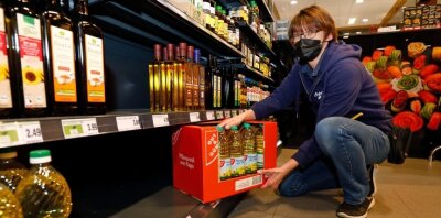 Warum zwei Ölsorten in den Supermärkten knapp werden - Henrike Böttger füllt bei Edeka in Hohenstein das Regal mit dem Sonnenblumenöl auf. Es wird weniger als sonst angeliefert. Deshalb sind manche Sorten immer wieder Mangelware.