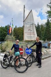 Warum zwei Schülerinnen aus Plauen mit dem Zelt zur Ostsee radeln - Endlich angekommen: Janina Fuchs (links) mit dem Mountainbike und Lenka Ulbrich mit ihrem ungefederten Tourenrad im Camp "Rostocker Heide" in Ostseeheilbad Graal-Müritz. 