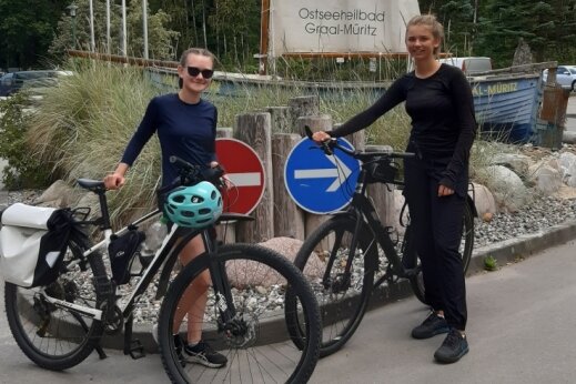 Warum zwei Schülerinnen mit dem Zelt zur Ostsee radeln - Endlich angekommen: Janina Fuchs (links) mit dem Mountainbike und Lenka Ulbrich mit ihrem ungefederten Tourenrad im Camp "Rostocker Heide" in Ostseeheilbad Graal-Müritz. 