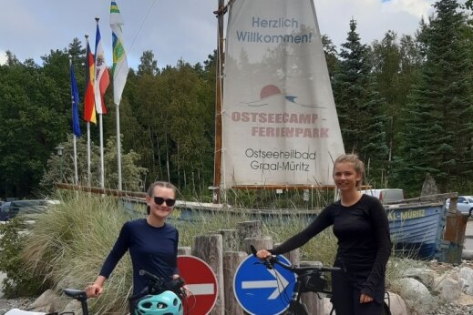 Endlich angekommen: Janina Fuchs (links) mit dem Mountainbike und Lenka Ulbrich mit ihrem ungefederten Tourenrad im Camp "Rostocker Heide" in Ostseeheilbad Graal-Müritz. 