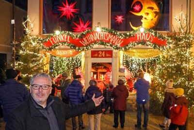 Warum Zwickau doch keine Funkelfenster bekommen hat - Helmnot-Theaterchef Dirk Grünig präsentiert das spektakuläre Weihnachtshaus in Glauchau.