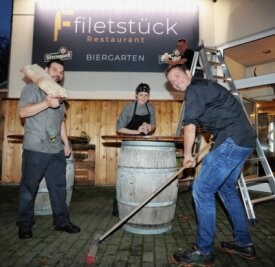 Warum Zwickauer Steakhouse jetzt unter neuem Namen einlädt - Koch Sascha Ludwig (rechts), Betreiber Mike Fischer (dahinter), Ina Pfützner und Frank Bachmann posieren für den Fotoreporter vor dem langjährigen "Steakhouse", das sich jetzt "Filetstück" nennt. 
