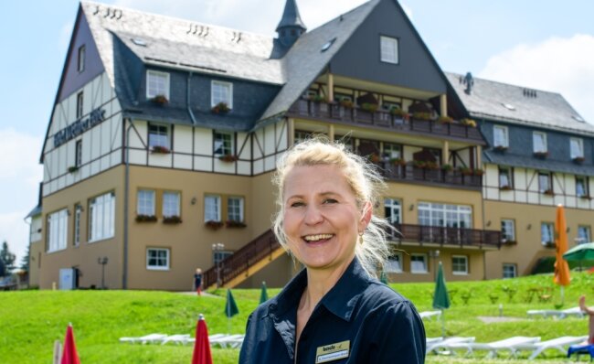 Was 2G-plus für die Travdo-Hotelkette aus Rochlitz bedeutet - Im Sommer vergangenen Jahres konnte sich Kathleen Zimmermann-Bock, Direktorin des Travdo-Hotels in Seiffen, noch über viele Gäste freuen. Vor den Winterferien wurden nun aber auch hier weniger Zimmer gebucht als vor der Pandemie im Januar 2019. 