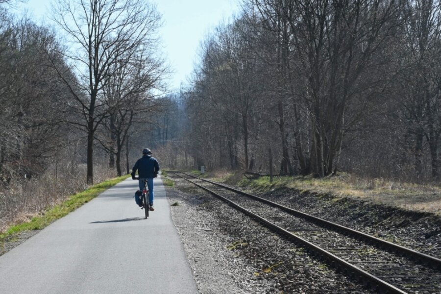 Das Frühlingswetter lockt wieder viele Radfahrer in die Natur. Beliebt ist der Chemnitztalradweg, hier neben den Gleisen der Museumsbahn Markersdorf/Taura kurz vor dem ehemaligen Bahnhof in Diethensdorf. 
