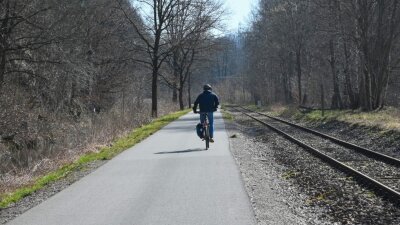 Was am Chemnitztalradweg gebaut wird - Das Frühlingswetter lockt Radfahrer in die Natur. Beliebt ist der Chemnitztalradweg, hier neben den Gleisen der Museumsbahn Markersdorf/Taura kurz vor dem ehemaligen Bahnhof in Diethensdorf. 