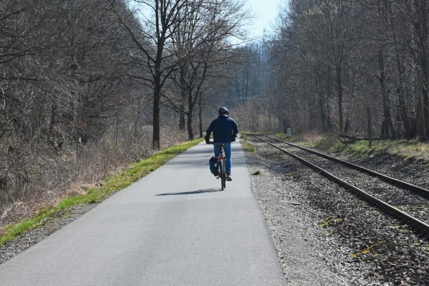 Was am Chemnitztalradweg gebaut wird - Das Frühlingswetter lockt Radfahrer in die Natur. Beliebt ist der Chemnitztalradweg, hier neben den Gleisen der Museumsbahn Markersdorf/Taura kurz vor dem ehemaligen Bahnhof in Diethensdorf. 