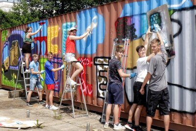 Was am Wochenende im Vogtland los ist - Bei einem Graffiti-Workshop am Jugendzentrum Jam in Reichenbach lernen Jugendliche wie sie einzigartige Kunstwerke erschaffen können.