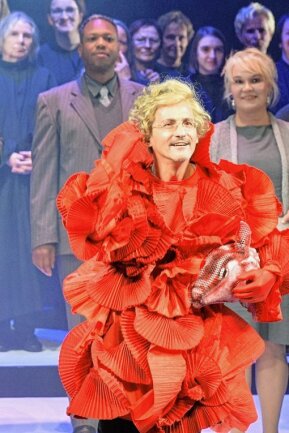 Was an den lustigen Weibern im Freiberger Theater lustig ist - Herrlich komisch: Tenor Frank Unger als Junker Spärlich im knallroten Kleid. 