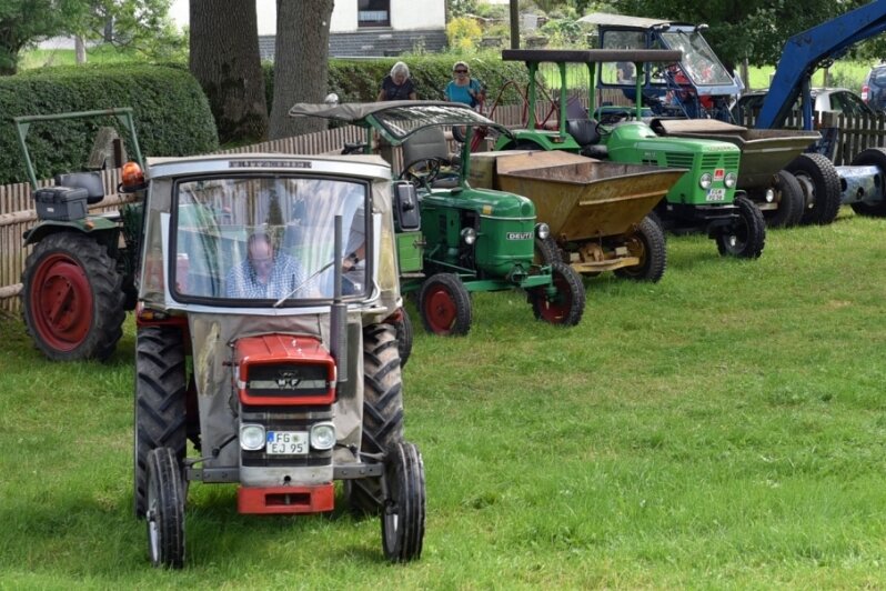 Was Bauern zur Erntezeit getan haben - Oldtimer-Traktorenschau im Dorfmuseum Gahlenz.
