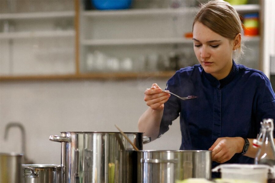 Was bei Spitzenköchen aus der Region am Heiligabend zu Hause auf den Tisch kommt - Hanna Lehmann, die in Ottendorf das Restaurantprojekt „Mycel“ betreibt, verbringt Heiligabend bei der Familie.