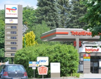Was beim Kunden vom Tank-Rabatt ankommt - An der Total-Tankstelle in Oederan an der Freiberger Straße wurden noch am Dienstag gegen 15 Uhr teils Benzinpreise über der 2-Euro-Marke aufgerufen.