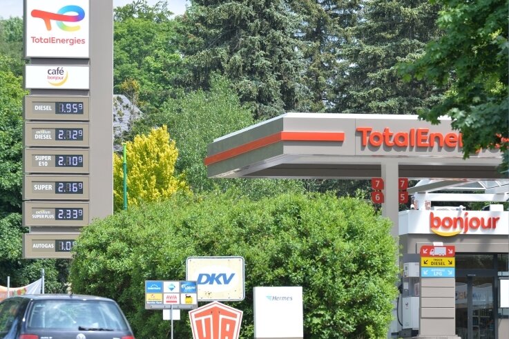 Was beim Kunden vom Tank-Rabatt ankommt - An der Total-Tankstelle in Oederan an der Freiberger Straße wurden noch am Dienstag gegen 15 Uhr teils Benzinpreise über der 2-Euro-Marke aufgerufen.