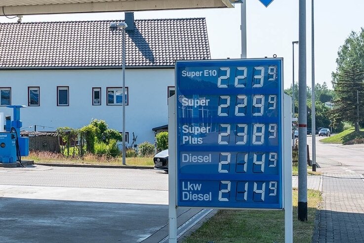 Was beim Kunden vom Tankstellen-Rabatt ankommt - Die Aral-Tankstelle in Rochlitz am Dienstag, 9.50 Uhr. An der Preistafel wird offensichtlich, dass Preise teils deutlich über zwei Euro pro Liter liegen.